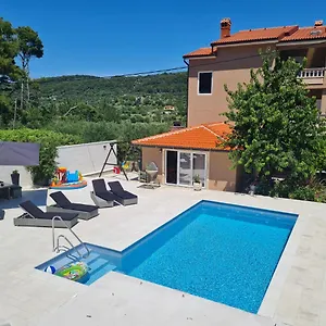 Apartment Nada, Mundanije